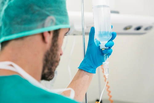 врач с капельницей для оказания наркологической помощи